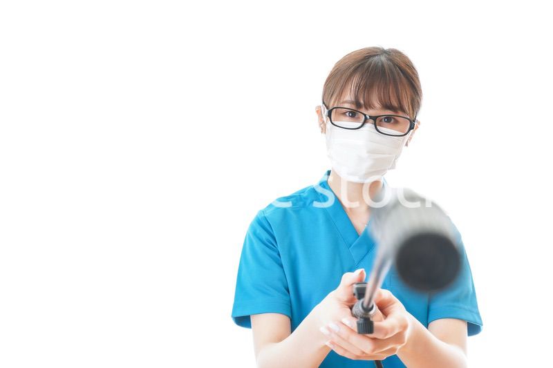 施設の消毒作業をする女性