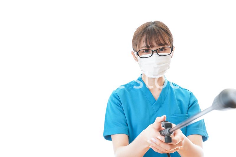 施設の消毒作業をする女性