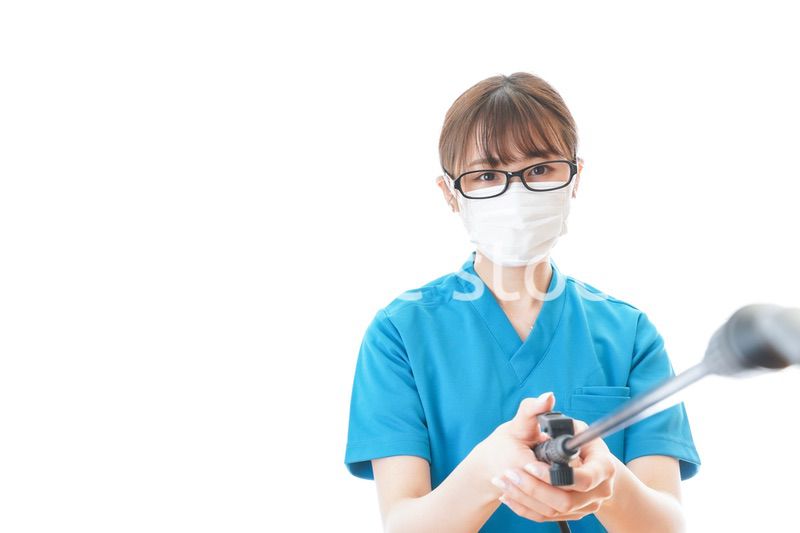 施設の消毒作業をする女性