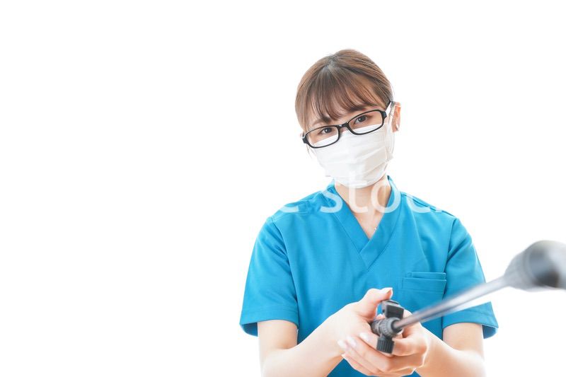 施設の消毒作業をする女性