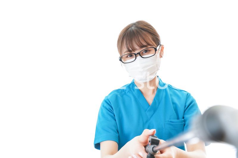 施設の消毒作業をする女性