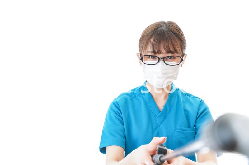 施設の消毒作業をする女性