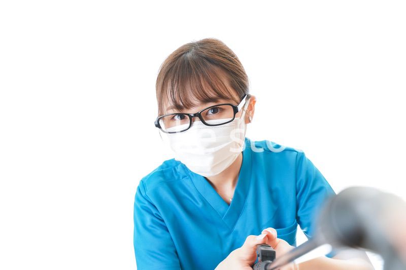 施設の消毒作業をする女性