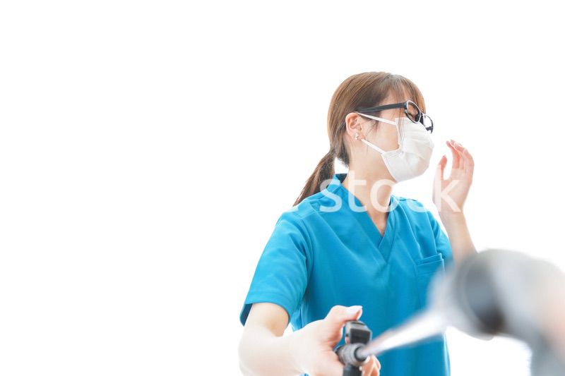 施設の消毒作業をする女性