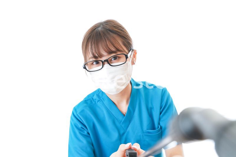 施設の消毒作業をする女性