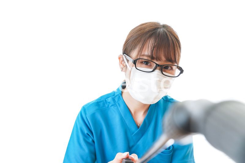 施設の消毒作業をする女性