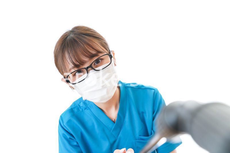 施設の消毒作業をする女性