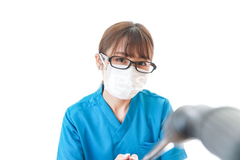 施設の消毒作業をする女性