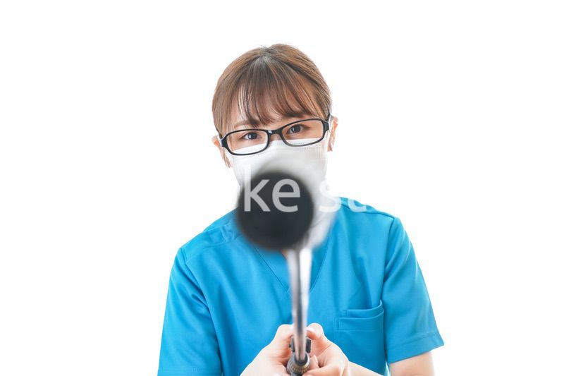 施設の消毒作業をする女性