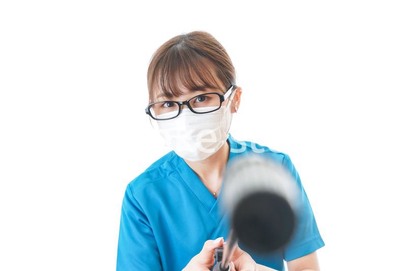 施設の消毒作業をする女性