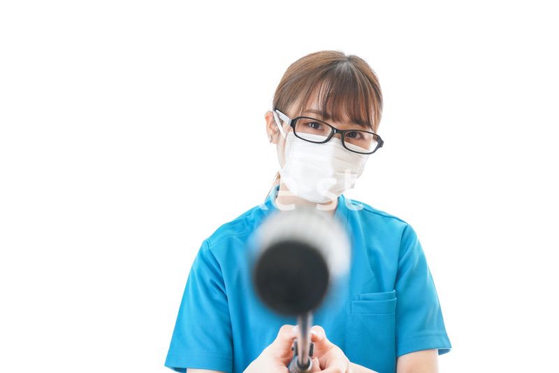 施設の消毒作業をする女性