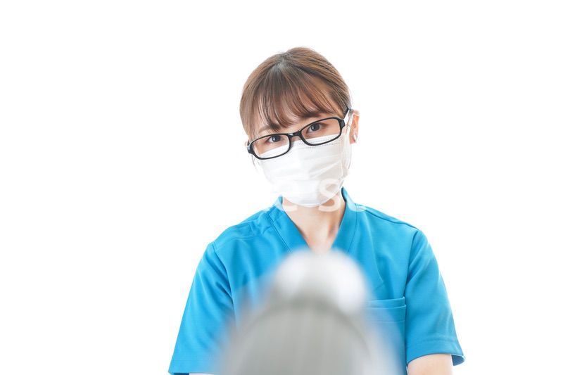 施設の消毒作業をする女性