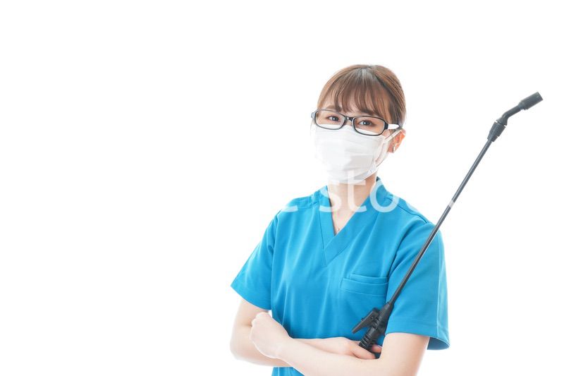 腕を組み消毒作業を行う医療従事者