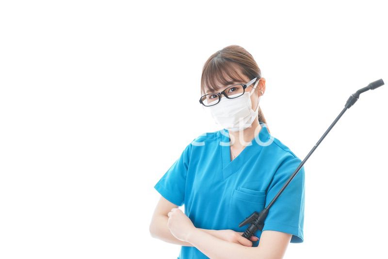 腕を組み消毒作業を行う医療従事者