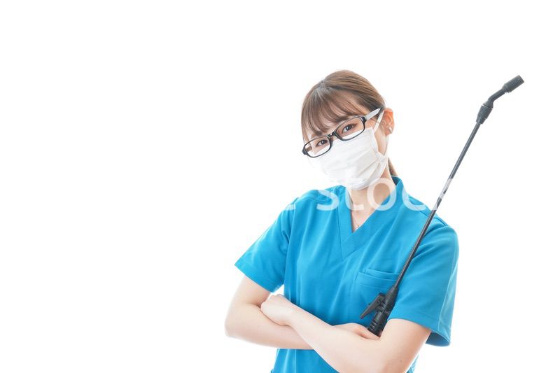 腕を組み消毒作業を行う医療従事者