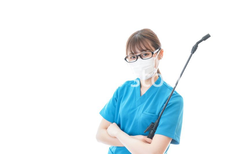 腕を組み消毒作業を行う医療従事者