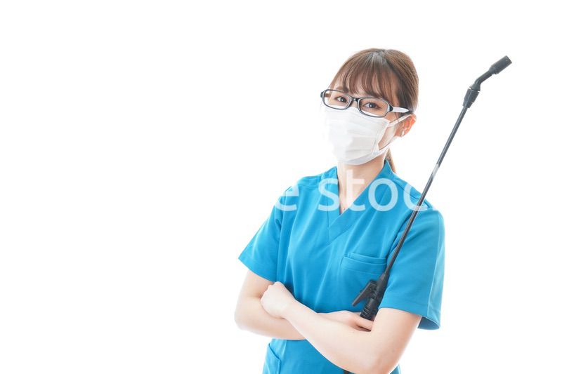 腕を組み消毒作業を行う医療従事者