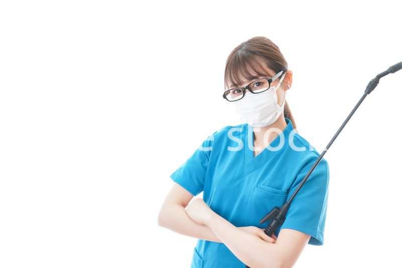 腕を組み消毒作業を行う医療従事者