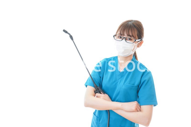 腕を組み消毒作業を行う医療従事者