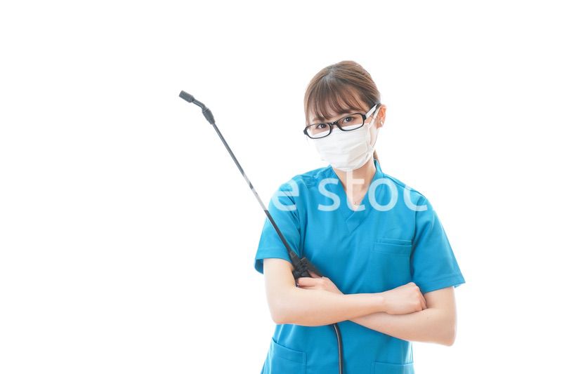 腕を組み消毒作業を行う医療従事者