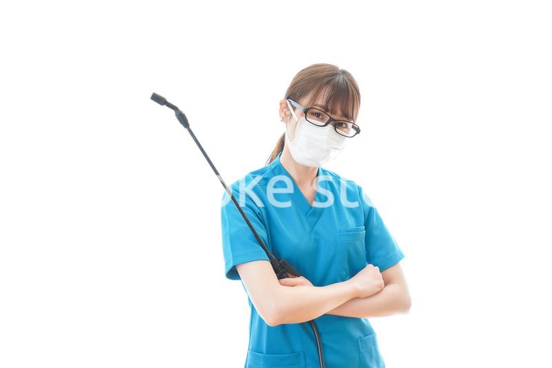 腕を組み消毒作業を行う医療従事者