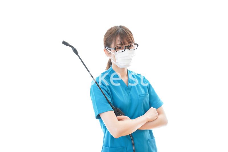 腕を組み消毒作業を行う医療従事者