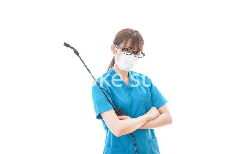 腕を組み消毒作業を行う医療従事者