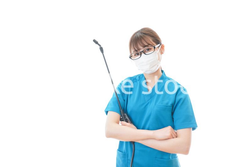 腕を組み消毒作業を行う医療従事者