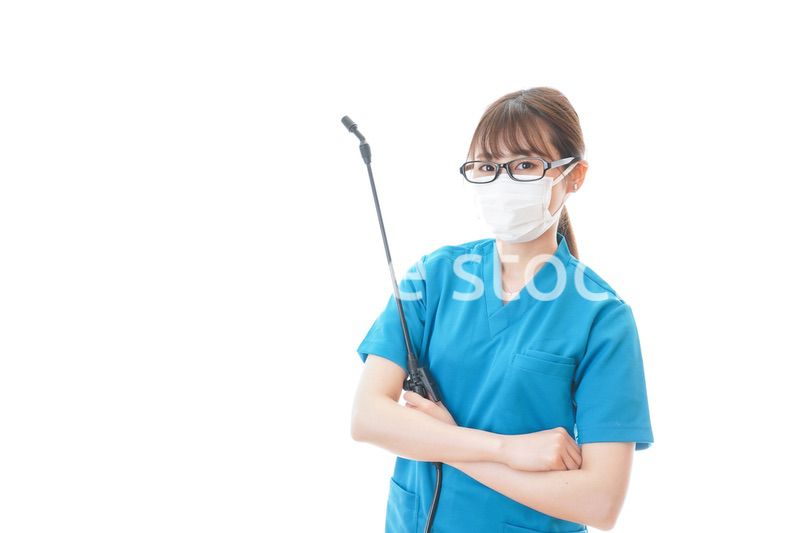 腕を組み消毒作業を行う医療従事者