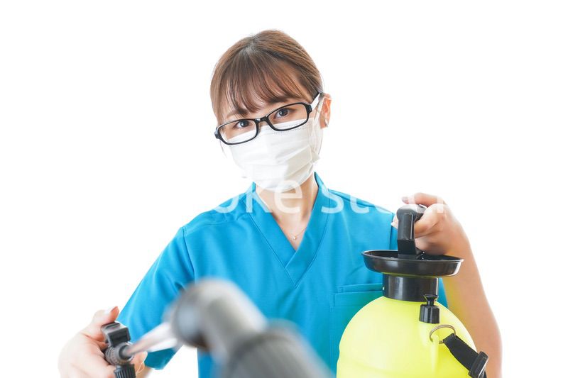 施設の消毒作業をする女性
