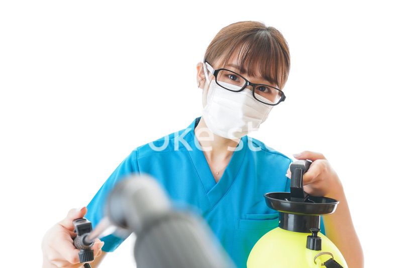 施設の消毒作業をする女性