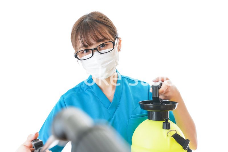 施設の消毒作業をする女性