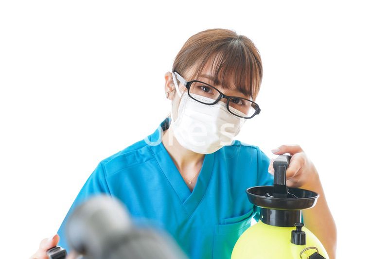 施設の消毒作業をする女性