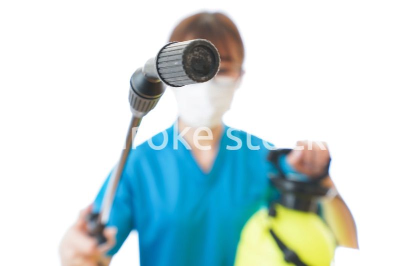 施設の消毒作業をする女性