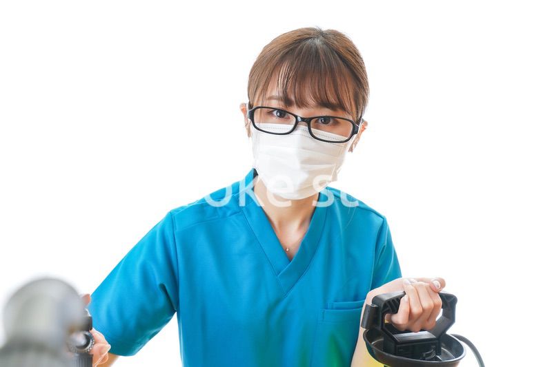 施設の消毒作業をする女性
