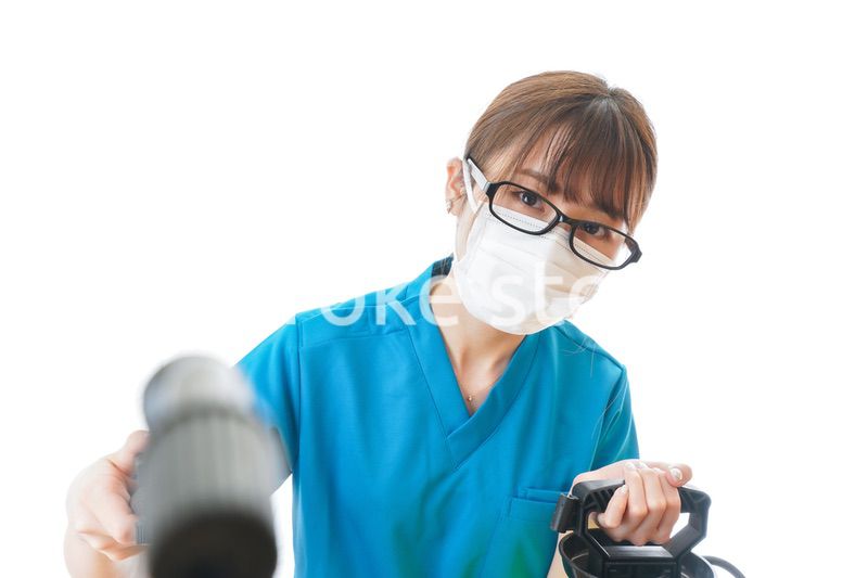 施設の消毒作業をする女性