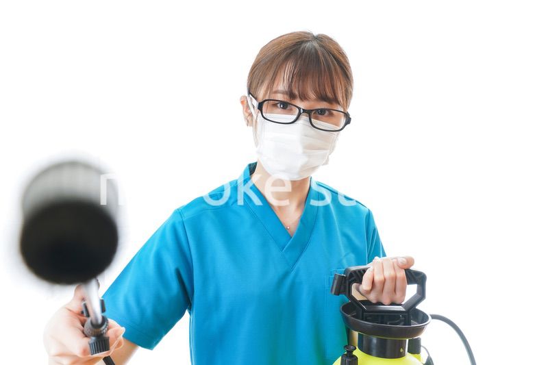 施設の消毒作業をする女性