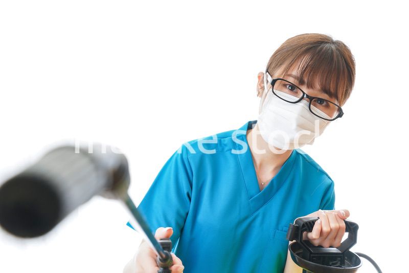 施設の消毒作業をする女性