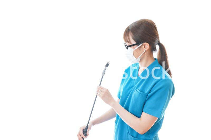 施設の消毒作業をする女性