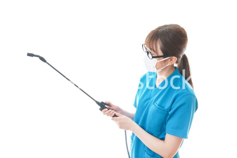 施設の消毒作業をする女性