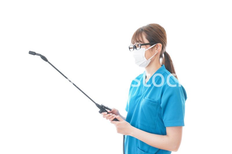 施設の消毒作業をする女性