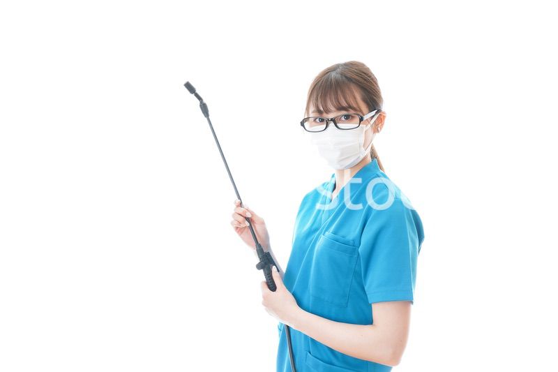 施設の消毒作業をする女性