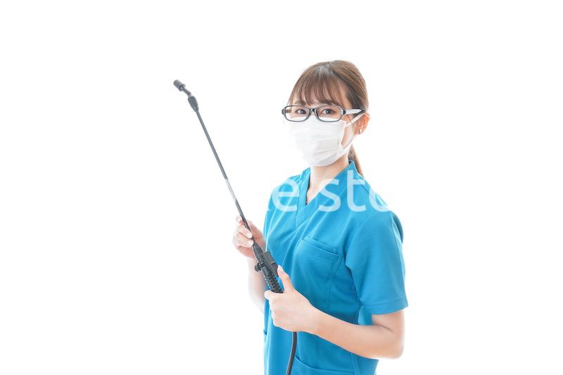 施設の消毒作業をする女性