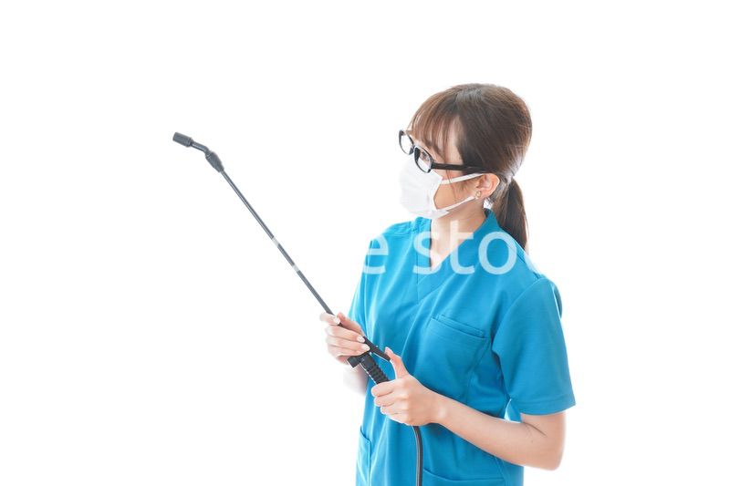 施設の消毒作業をする女性