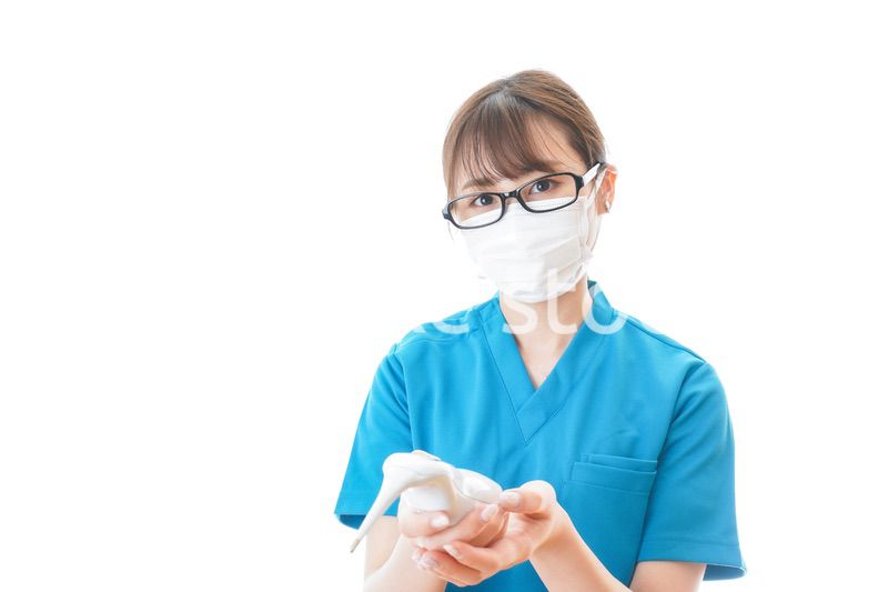 体温測定をする若い看護師