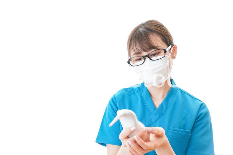 体温測定をする若い看護師