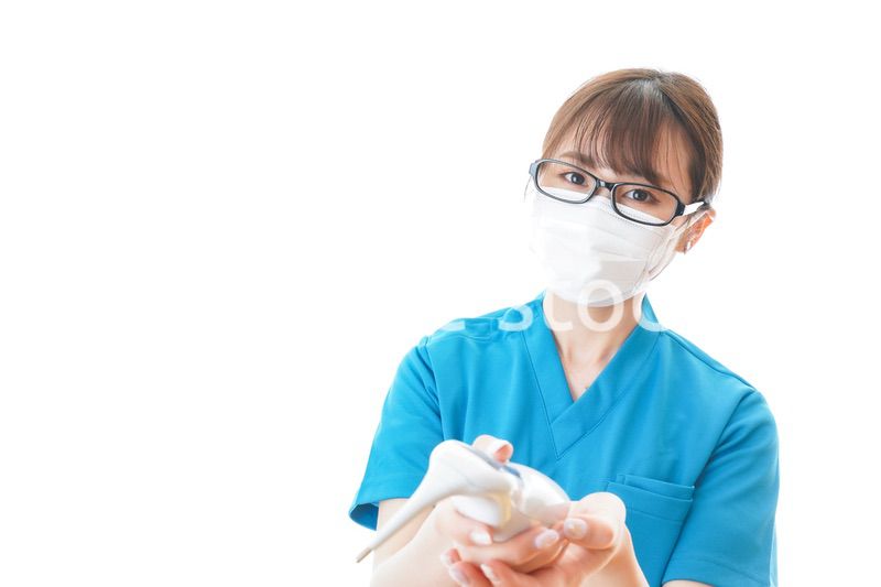 体温測定をする若い看護師