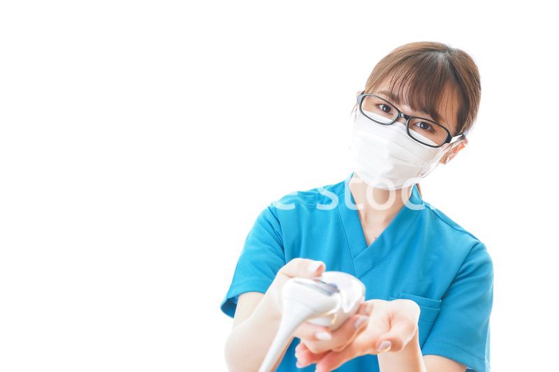 体温測定をする若い看護師