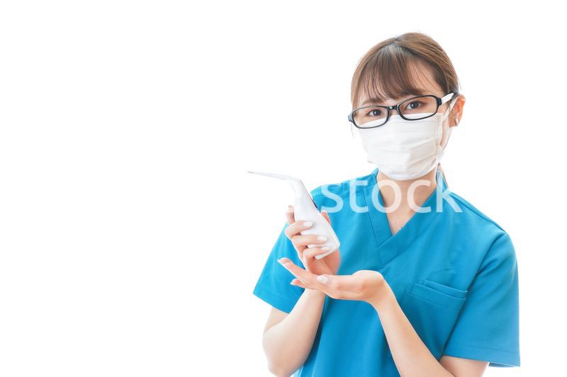 体温測定をする若い看護師