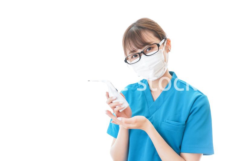 体温測定をする若い看護師